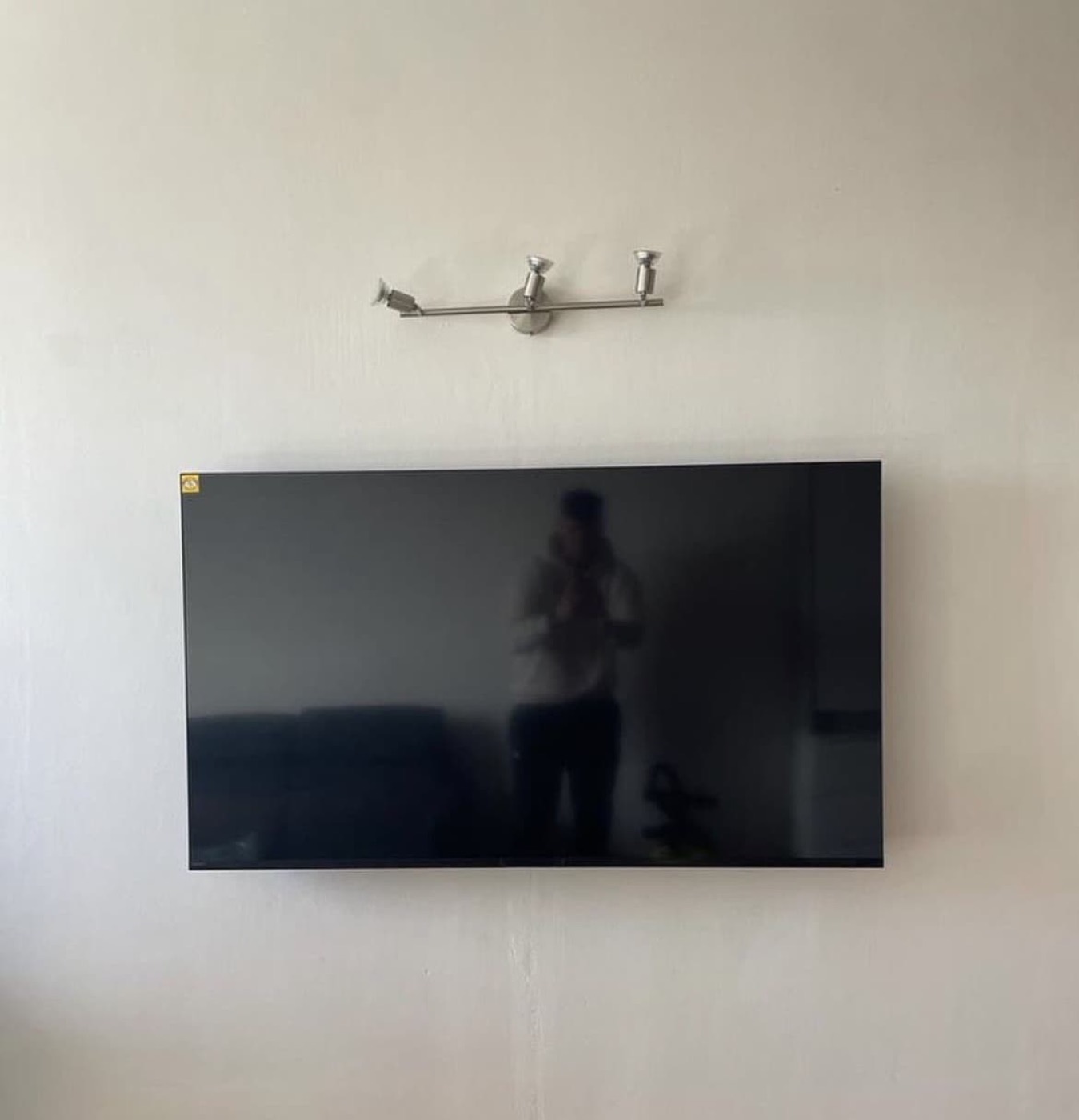 Televízor na polohovateľnom držiaku — realizácia Montáž TV Bratislava