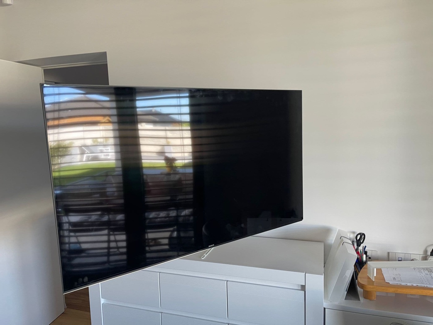 TV na stene s čistou kabelážou — realizácia Montáž TV Bratislava